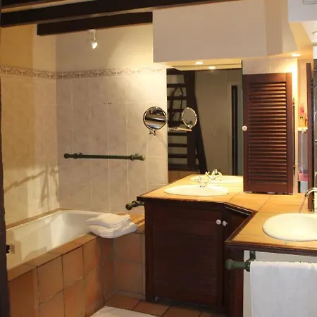Le Cellier De Beaulieu, Au Pied De La Cite, Maison De Avec Climatisation Et Jacuzzi Holiday home